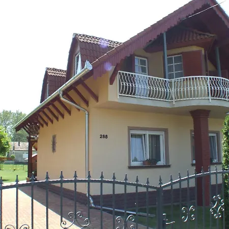 Erika Nyaralo Balatonfenyves